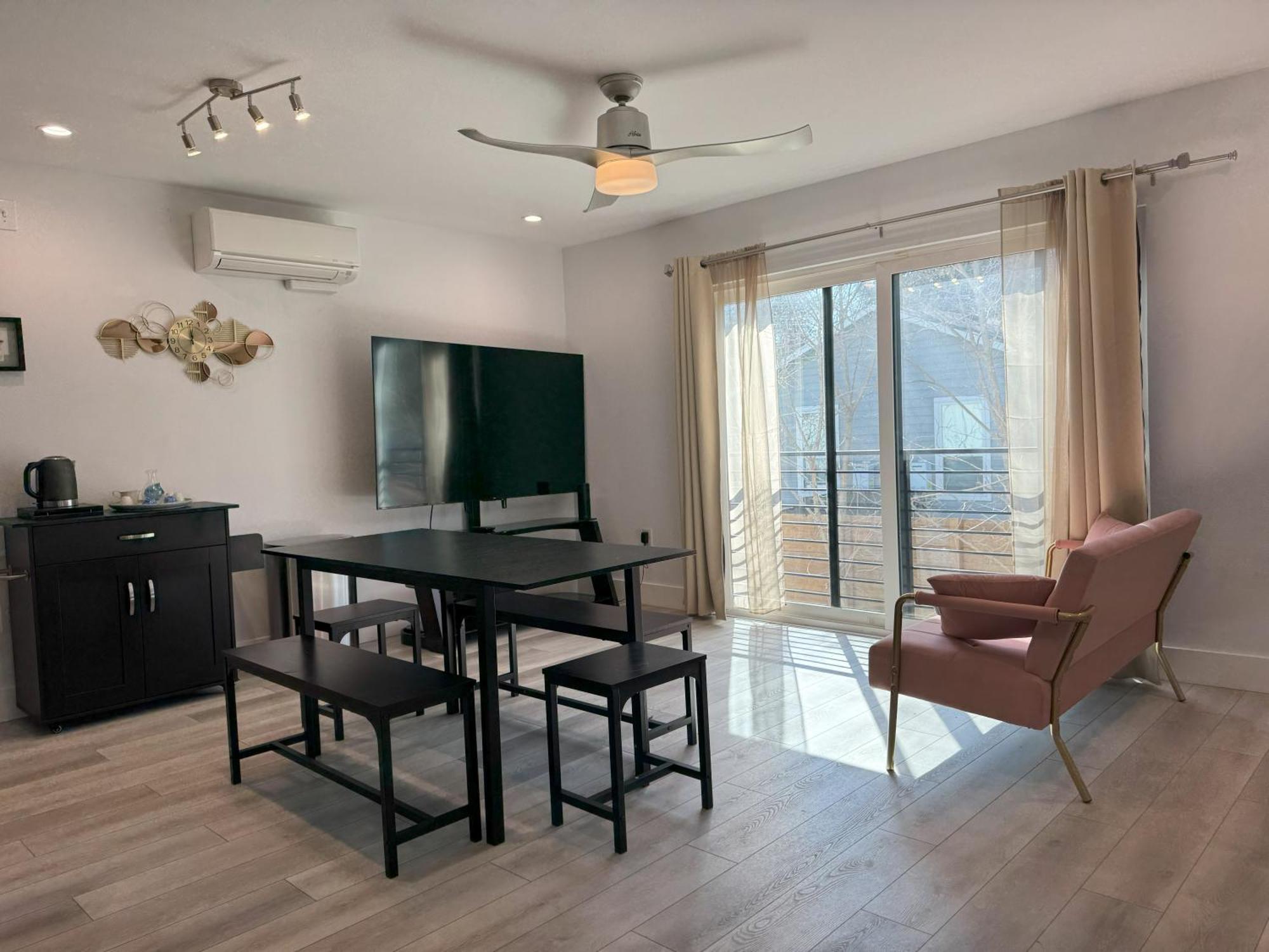 Chic, Cozy & Comfort Modern Room Austin Zewnętrze zdjęcie